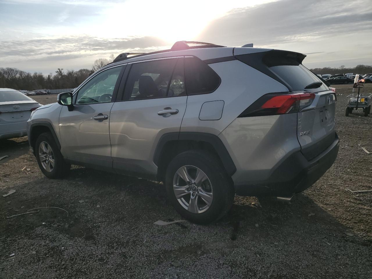 2022 TOYOTA RAV4 XLE - Фото 2