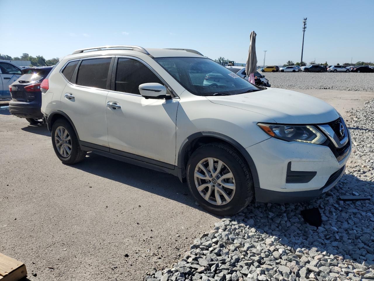 2017 NISSAN ROGUE SV - Image 4