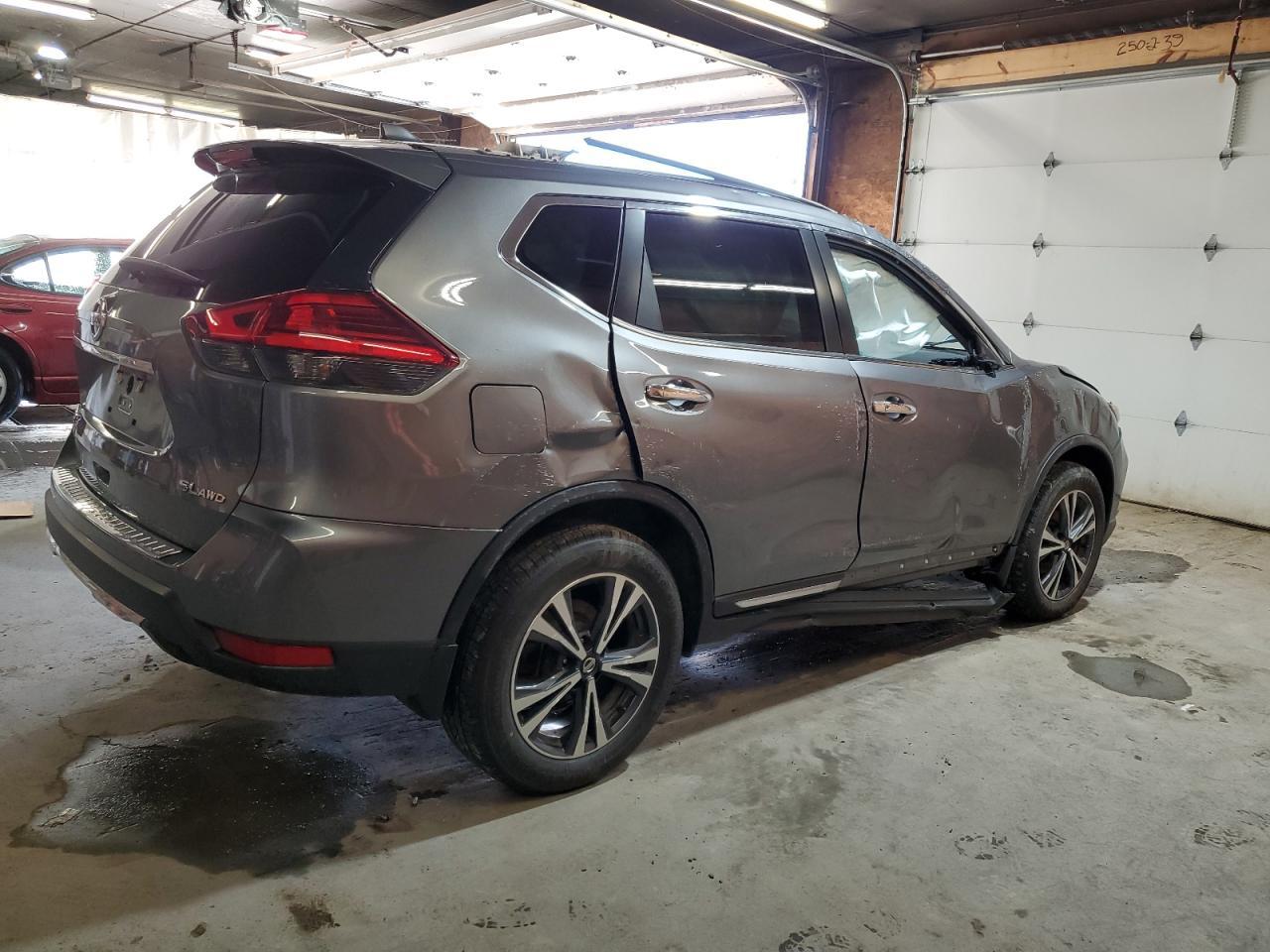 2017 NISSAN ROGUE SV - Фото 3