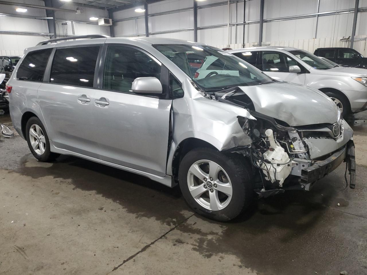2019 TOYOTA SIENNA LE - Image 4