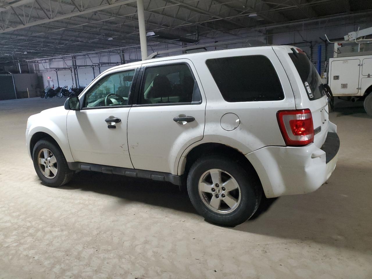 2010 FORD ESCAPE XLT - Image 2