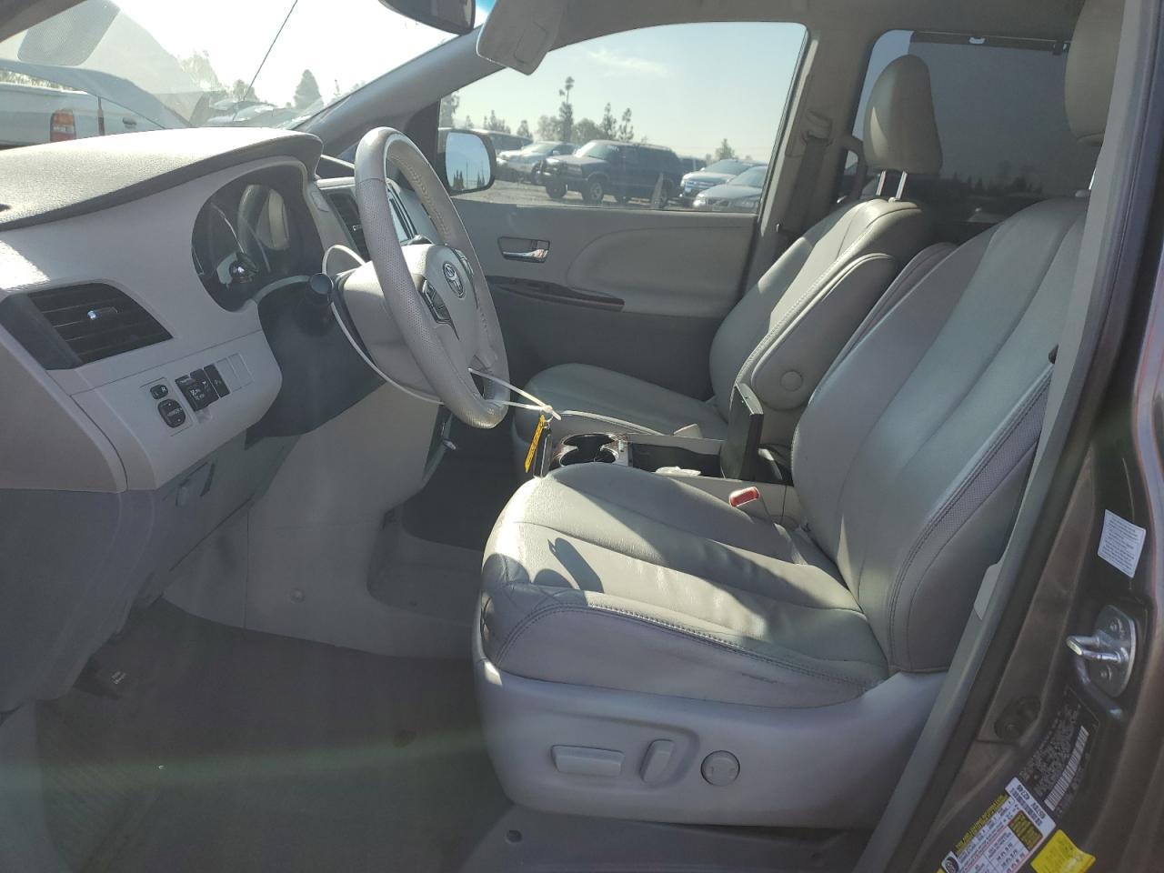 2013 TOYOTA SIENNA XLE - Image 7