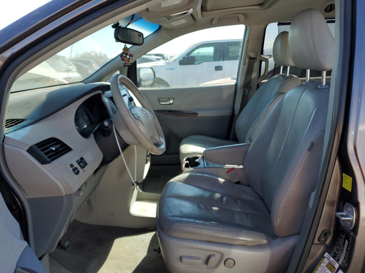 2011 TOYOTA SIENNA XLE - Image 7