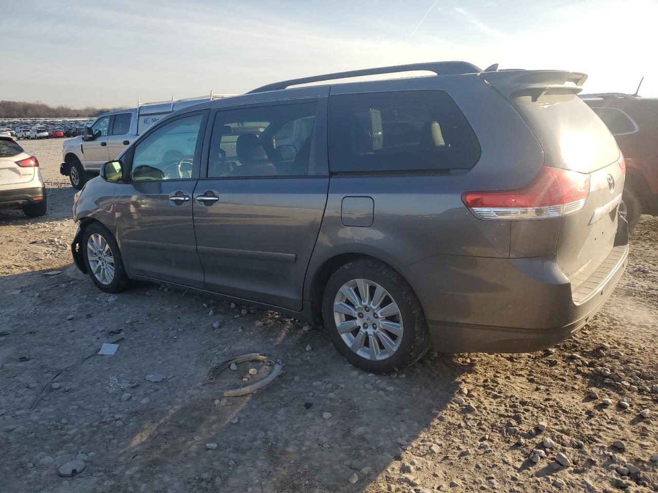 2011 TOYOTA SIENNA XLE - Фото 2