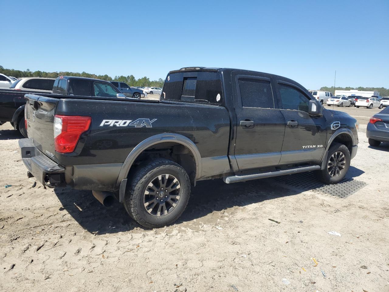 2017 NISSAN TITAN XD S - Фото 3
