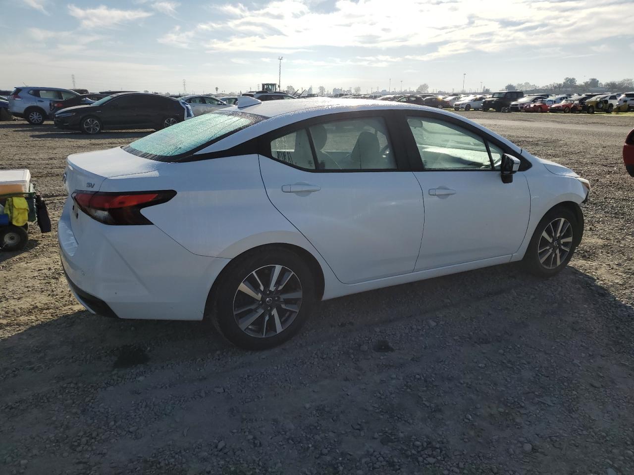 2021 NISSAN VERSA SV - Фото 3