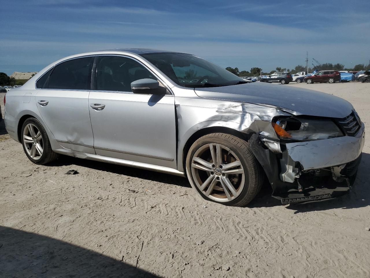 2014 VOLKSWAGEN PASSAT SEL - Фото 4