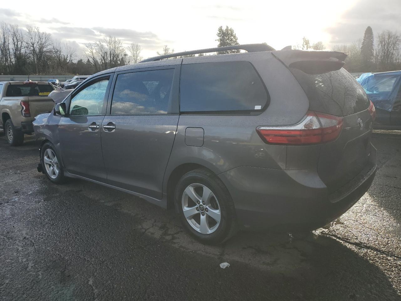 2019 TOYOTA SIENNA LE - Фото 2