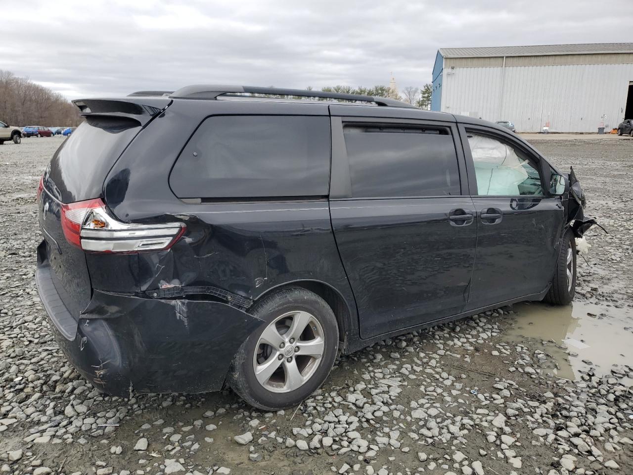 2015 TOYOTA SIENNA LE - Image 3
