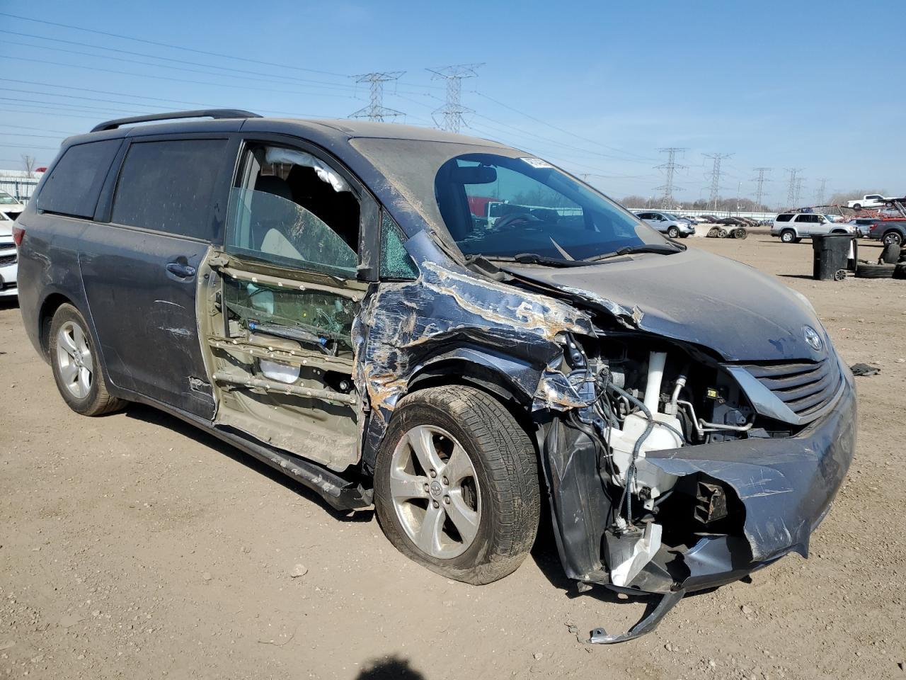 2015 TOYOTA SIENNA LE - Image 4