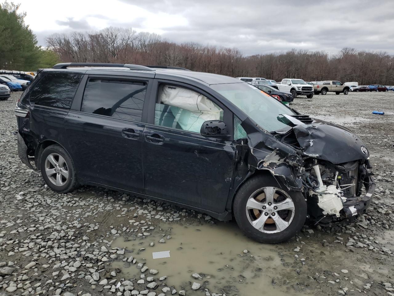 2015 TOYOTA SIENNA LE - Image 4
