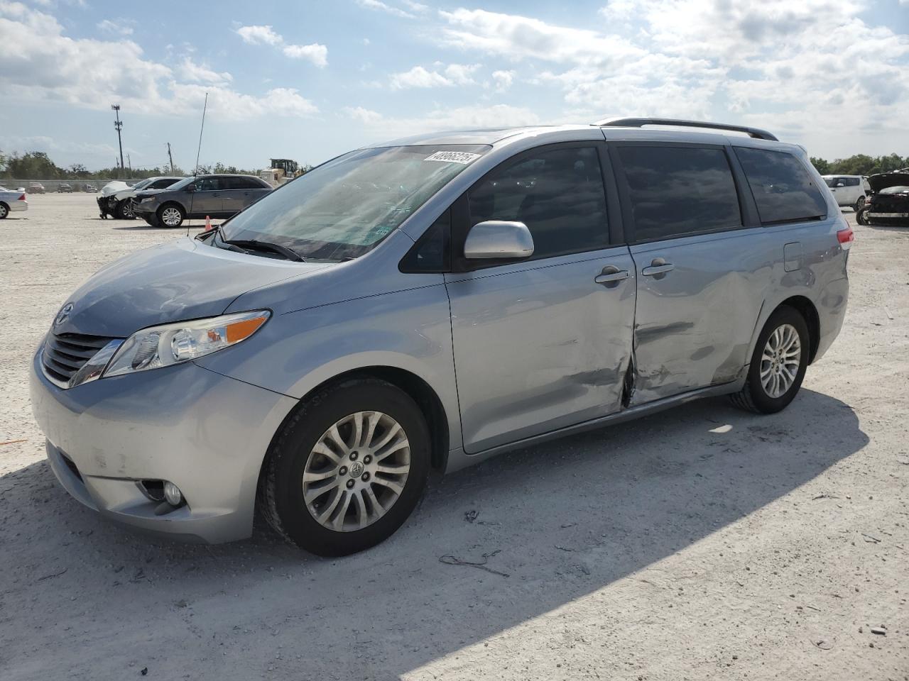 2013 TOYOTA SIENNA XLE