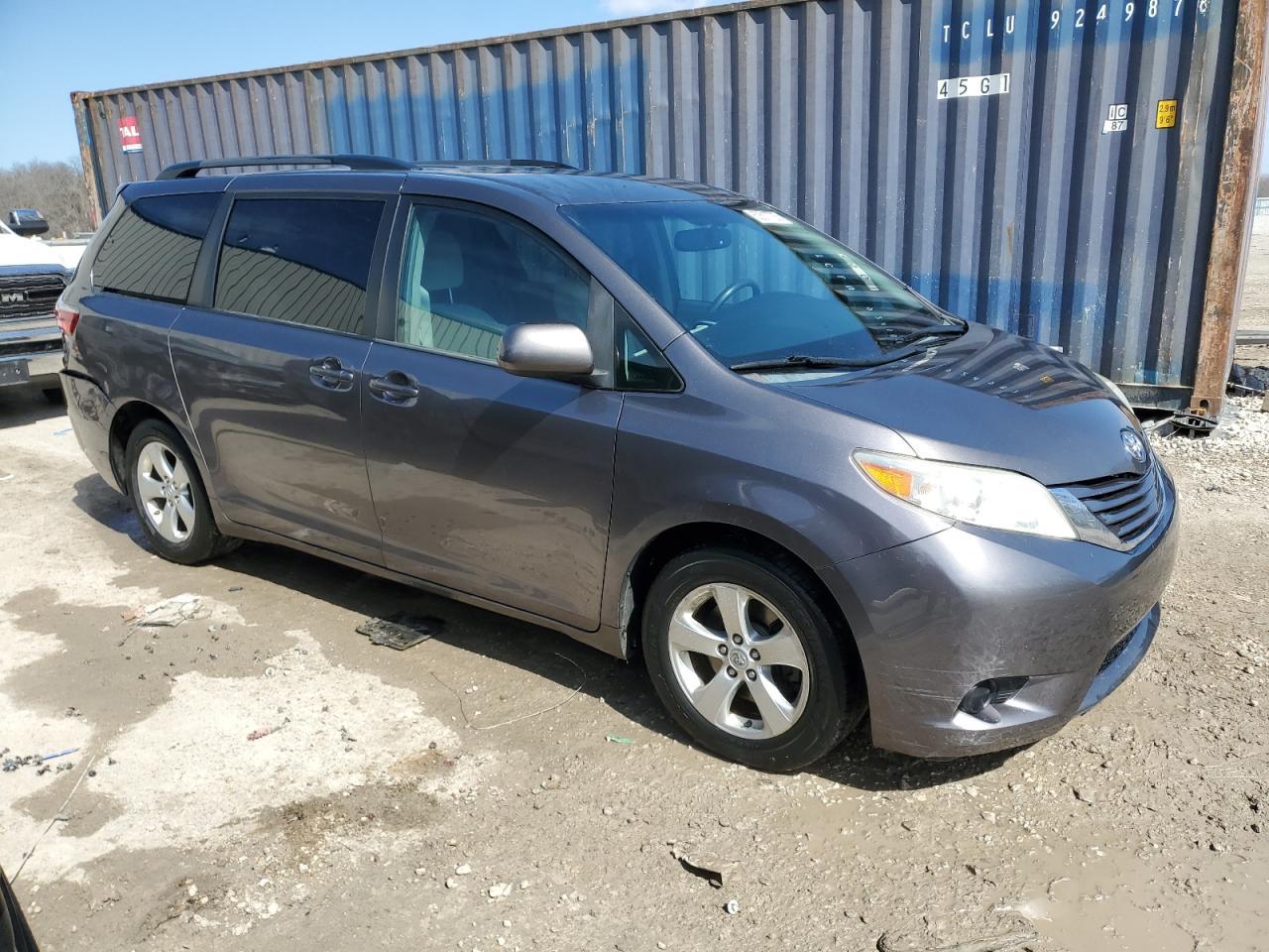 2015 TOYOTA SIENNA LE - Image 4