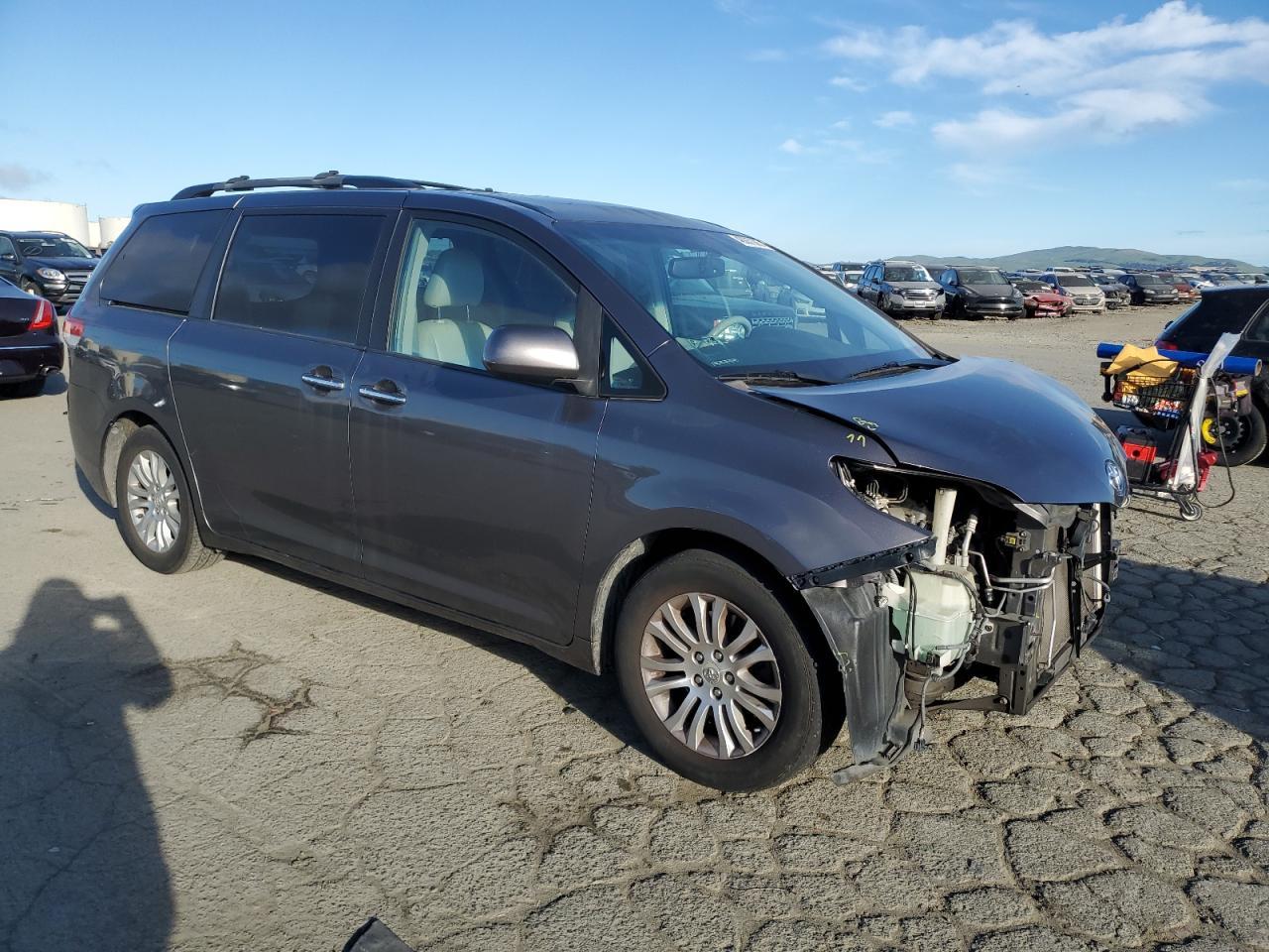 2011 TOYOTA SIENNA XLE - Image 4
