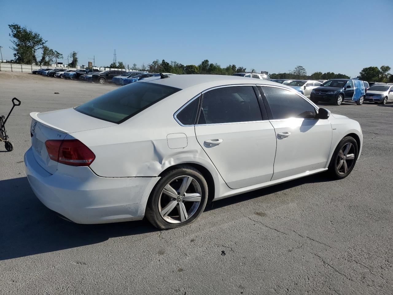 2015 VOLKSWAGEN PASSAT S - Фото 3