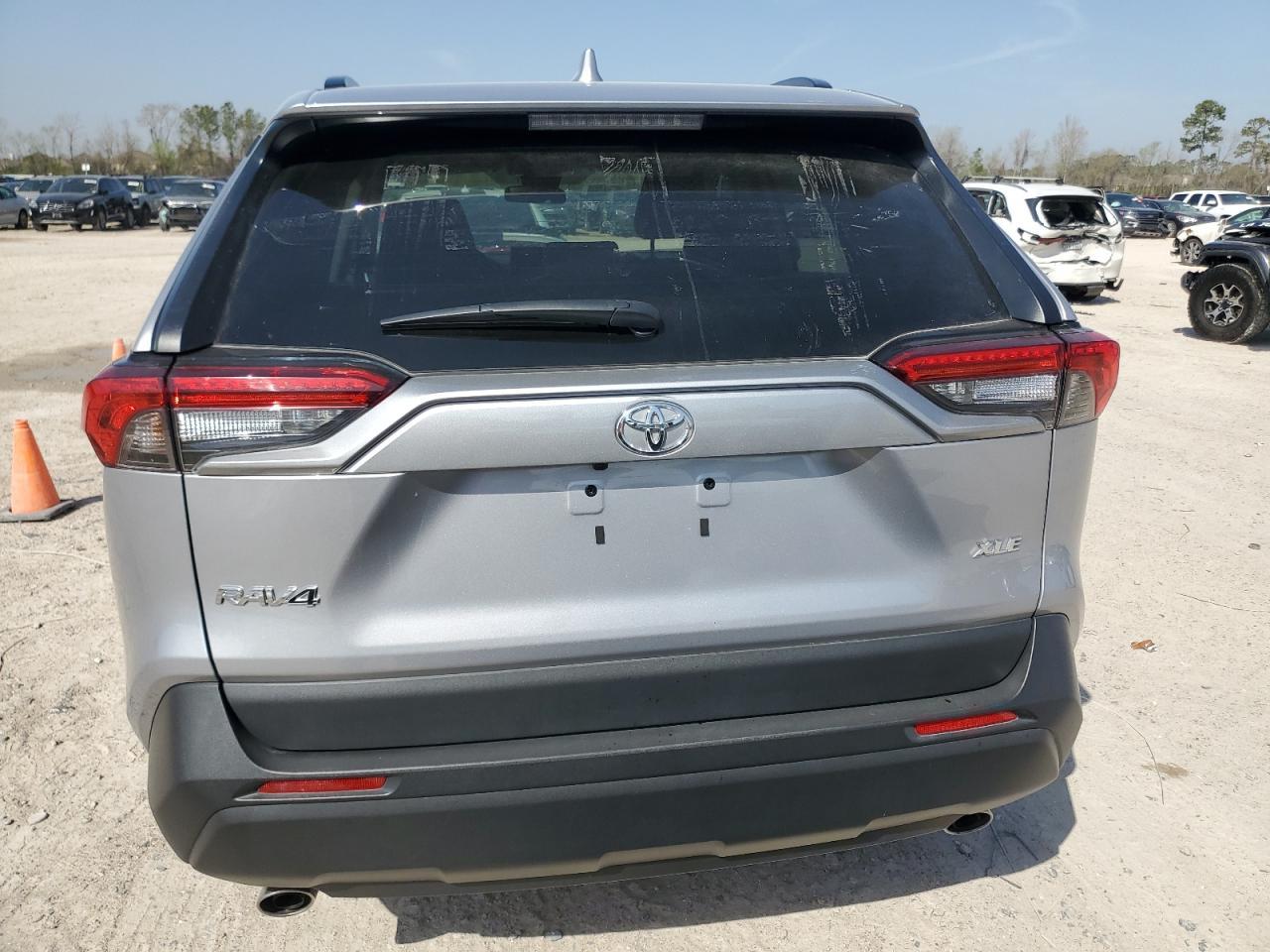2022 TOYOTA RAV4 XLE P - Фото 6