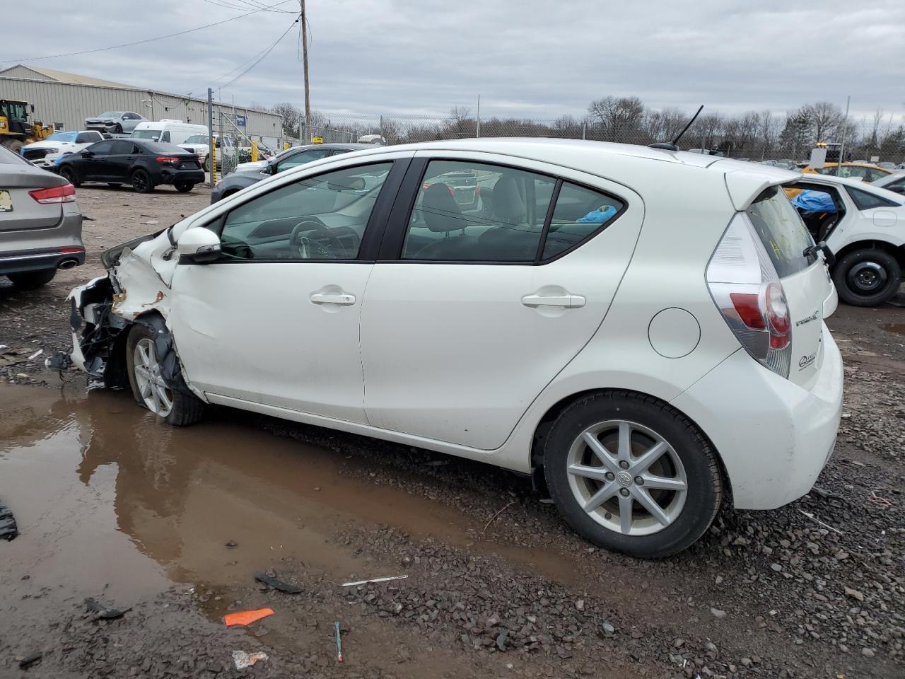 2013 TOYOTA PRIUS C - Фото 2