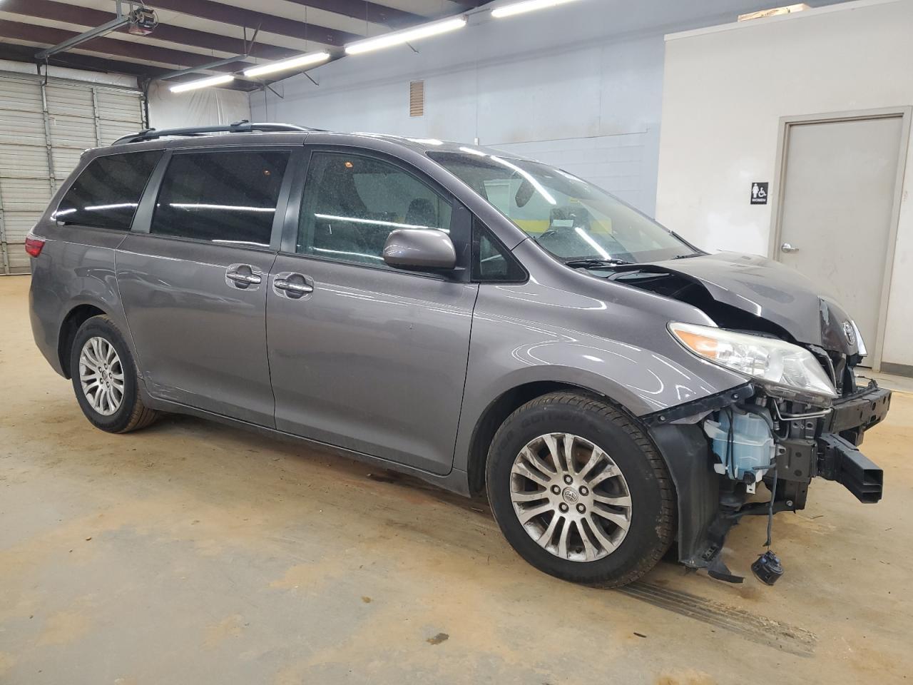 2015 TOYOTA SIENNA XLE - Фото 4