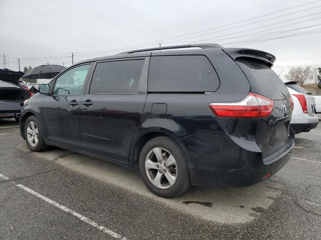 2015 TOYOTA SIENNA LE - Фото 2