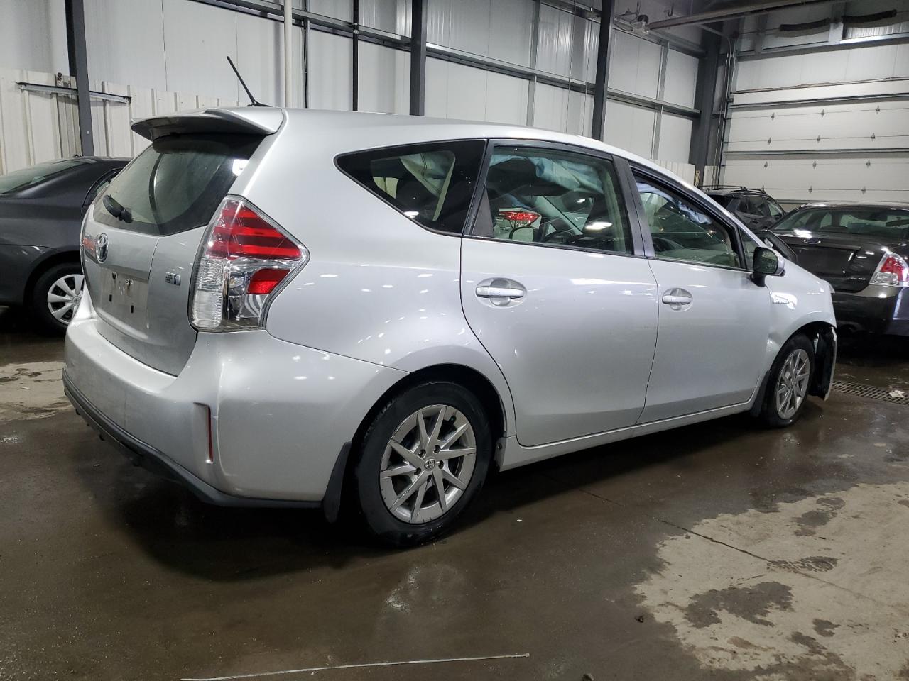 2016 TOYOTA PRIUS V - Фото 3
