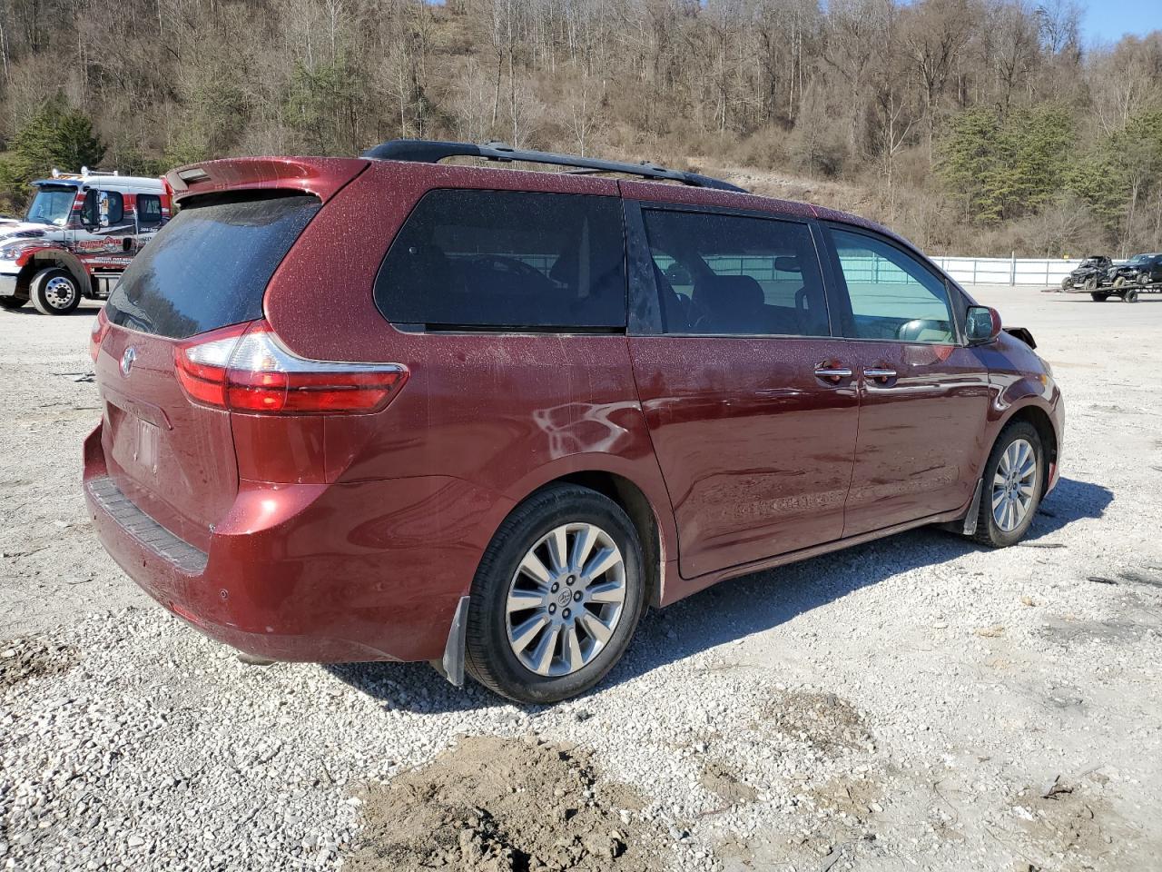 2015 TOYOTA SIENNA XLE - Image 3