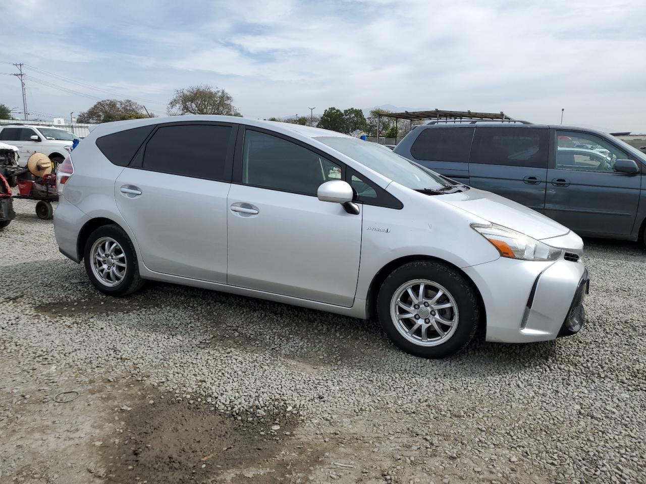 2015 TOYOTA PRIUS V - Image 4