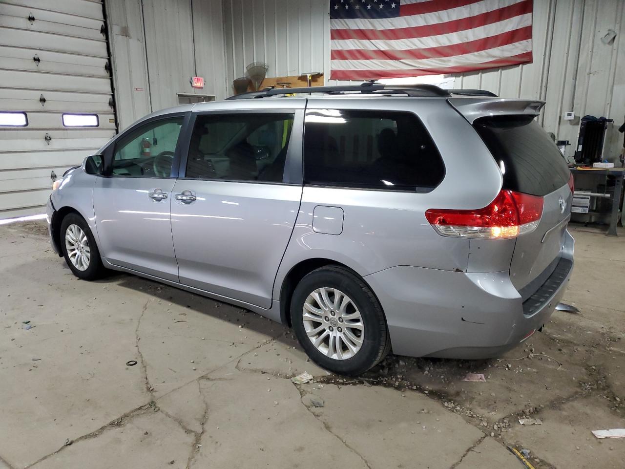 2013 TOYOTA SIENNA XLE - Фото 2