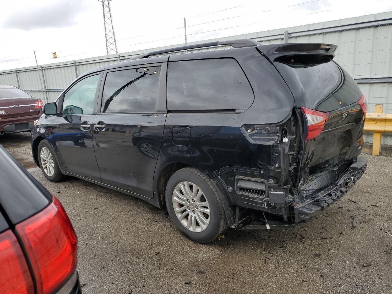 2015 TOYOTA SIENNA XLE - Фото 2