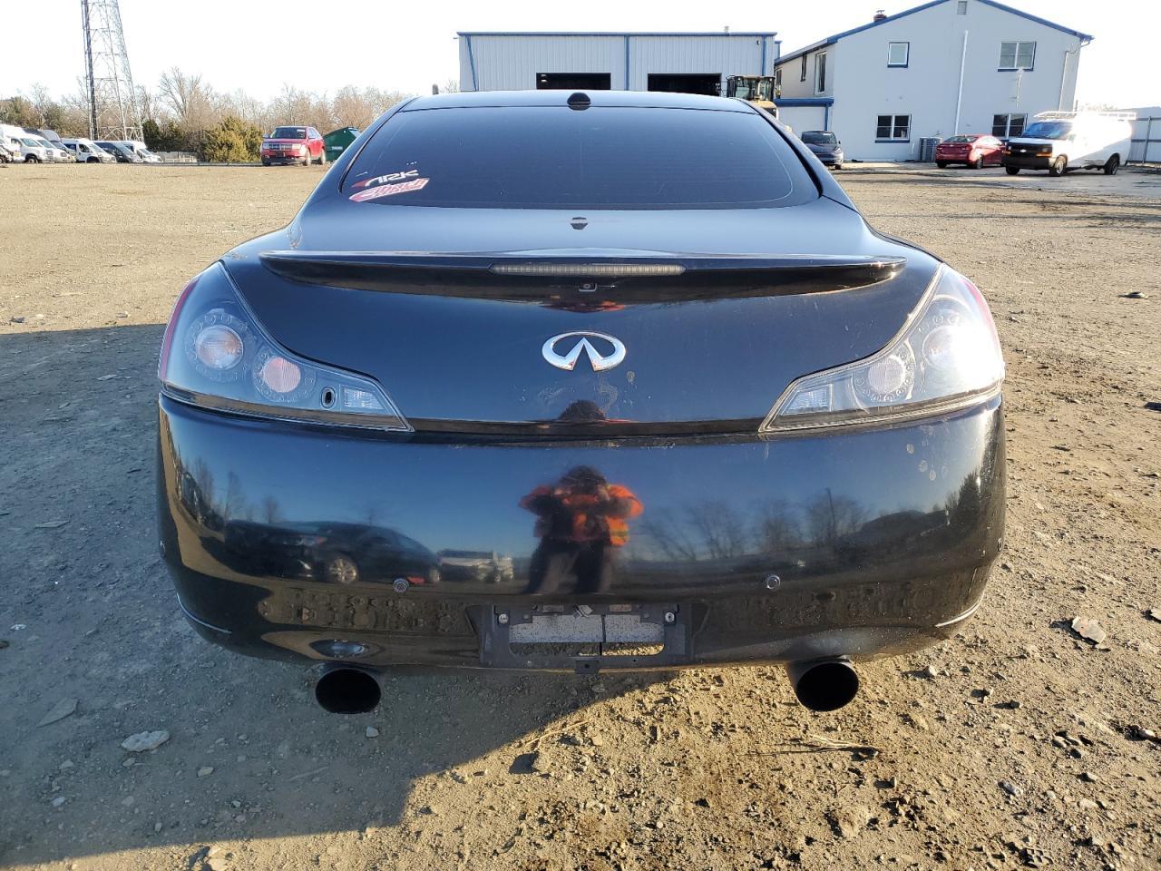 2011 INFINITI G37 - Image 6