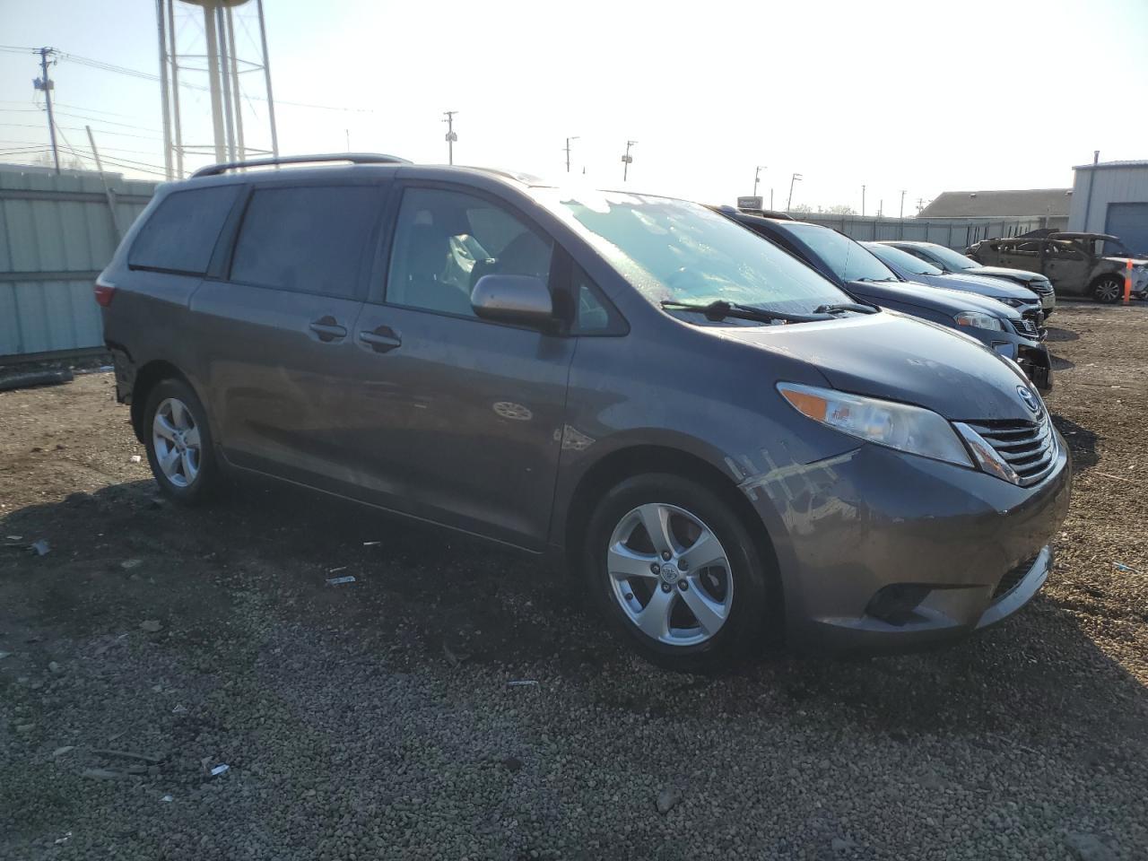 2015 TOYOTA SIENNA LE - Image 4