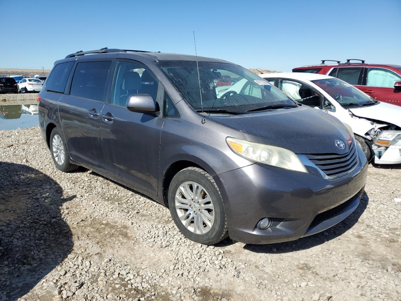 2011 TOYOTA SIENNA XLE - Image 4