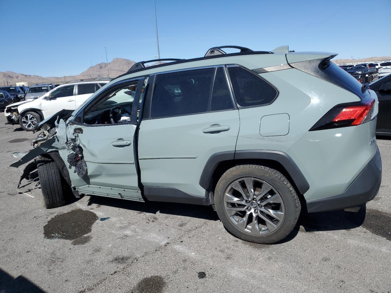 2019 TOYOTA RAV4 XLE P - Фото 2
