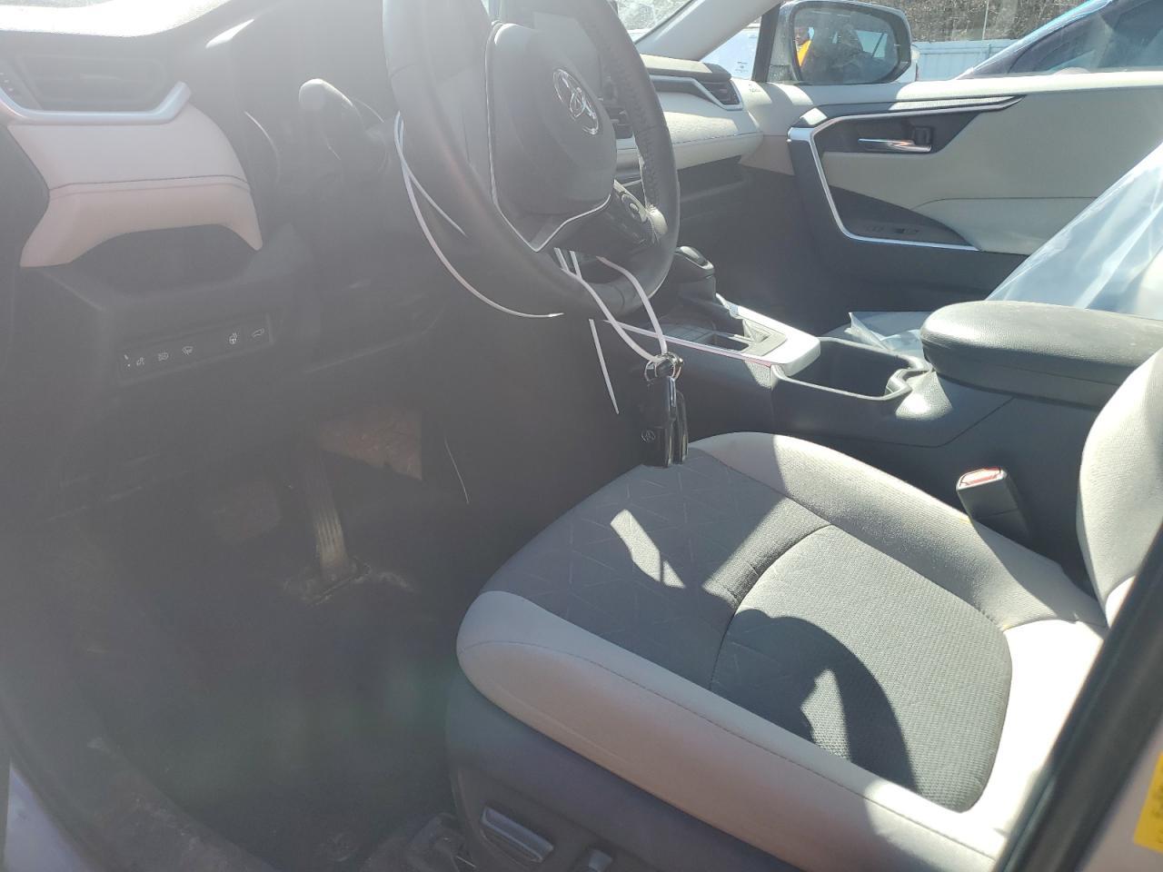 2022 TOYOTA RAV4 XLE - Image 7
