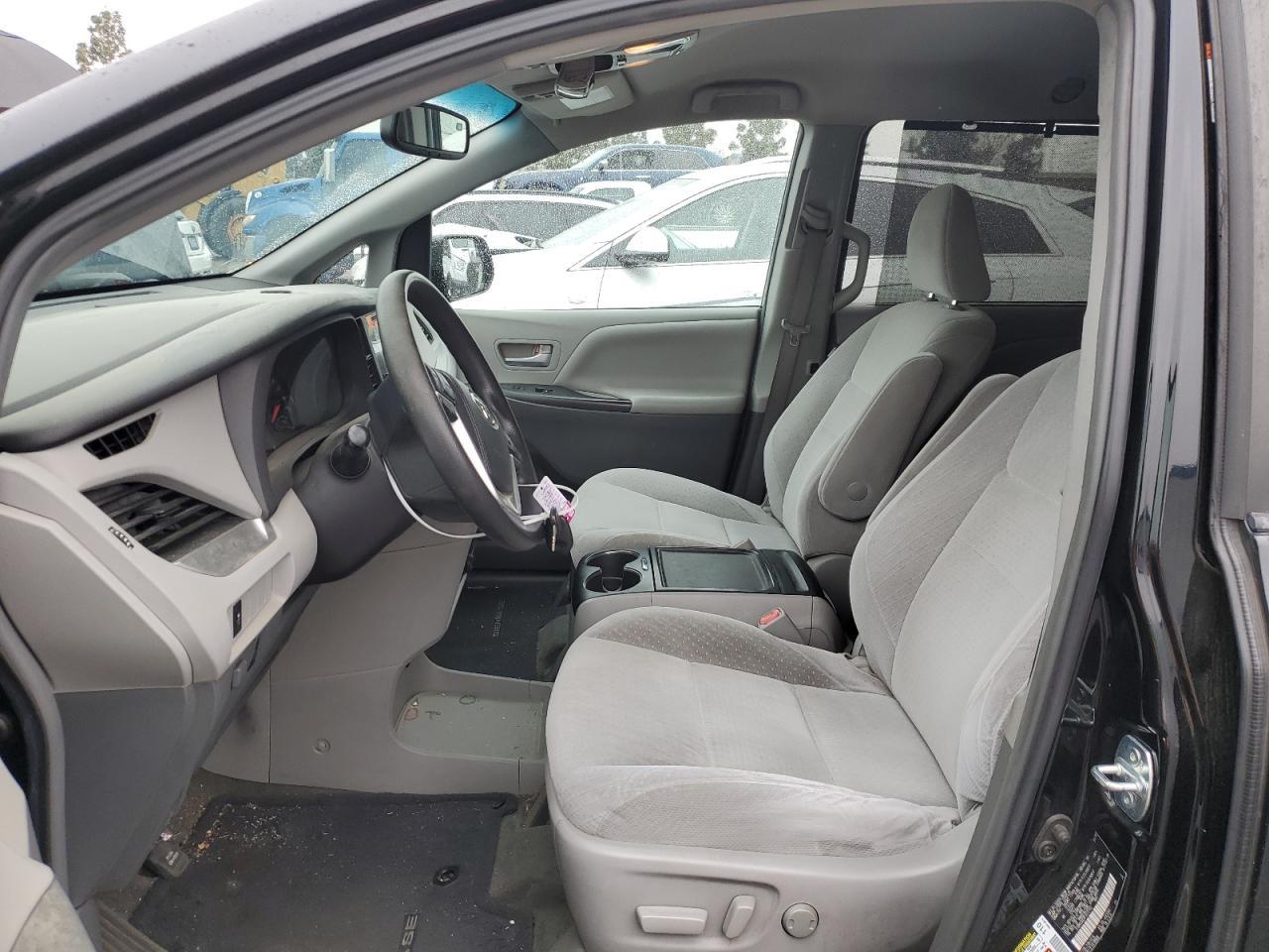 2015 TOYOTA SIENNA LE - Фото 7