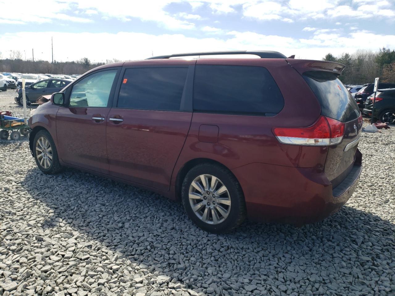 2011 TOYOTA SIENNA XLE - Image 2