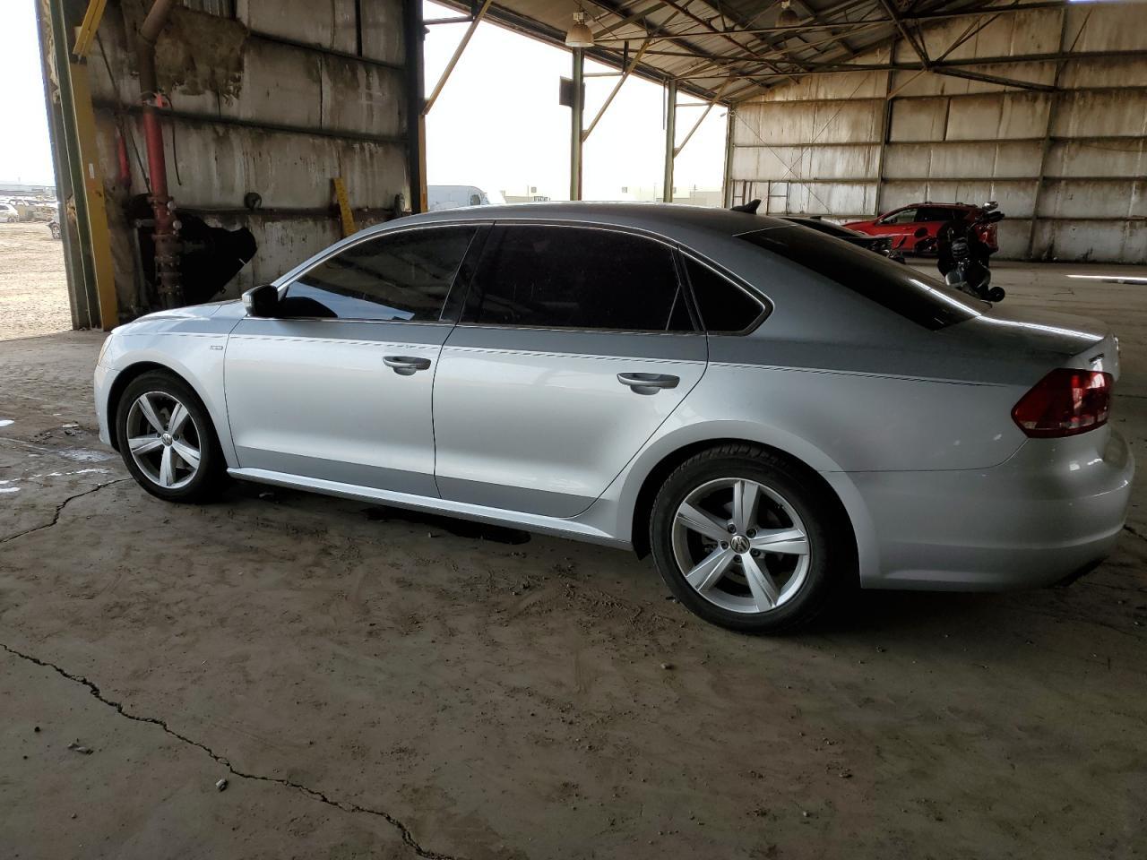 2015 VOLKSWAGEN PASSAT S - Image 2