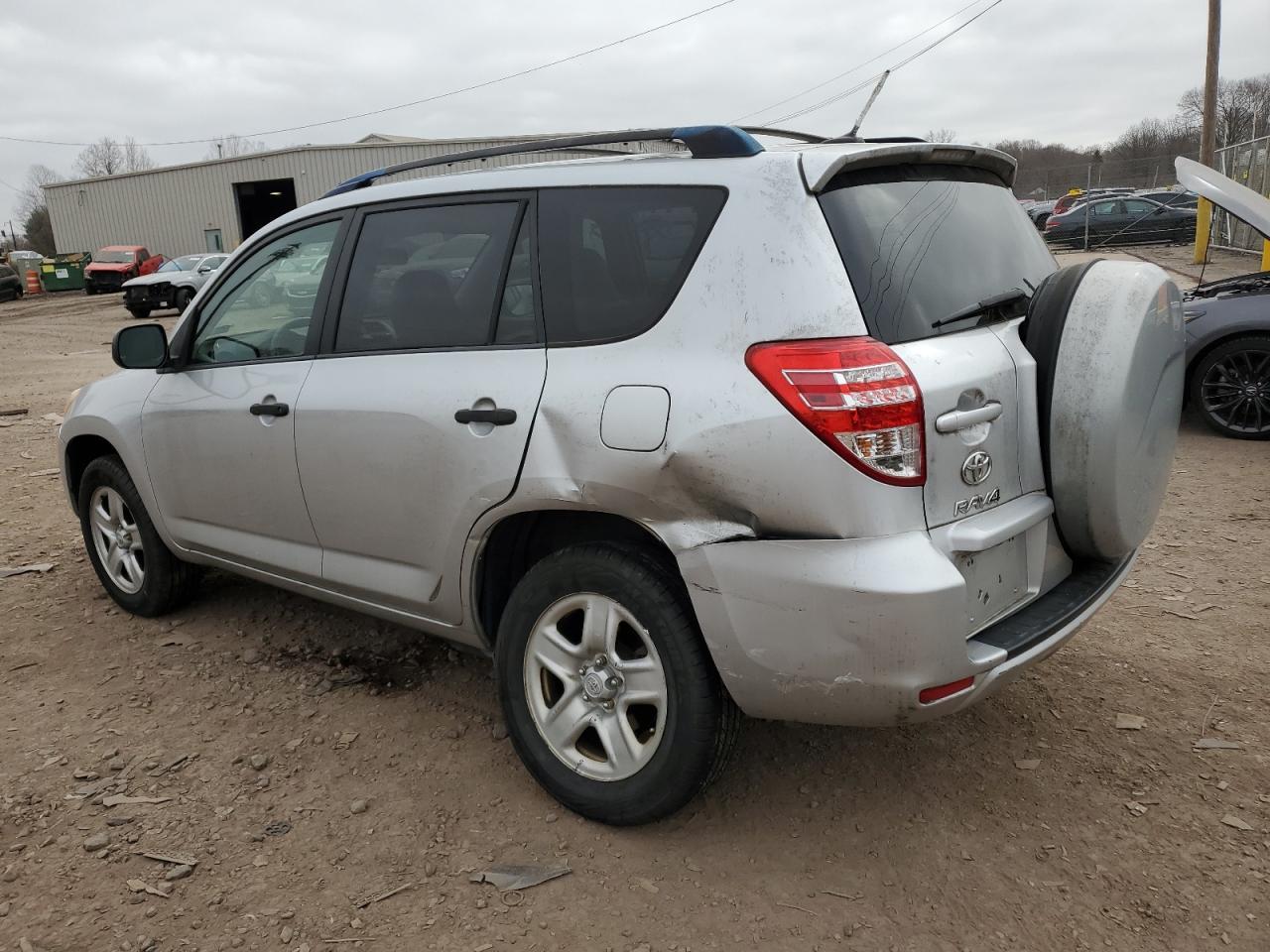 2011 TOYOTA RAV4 - Фото 2