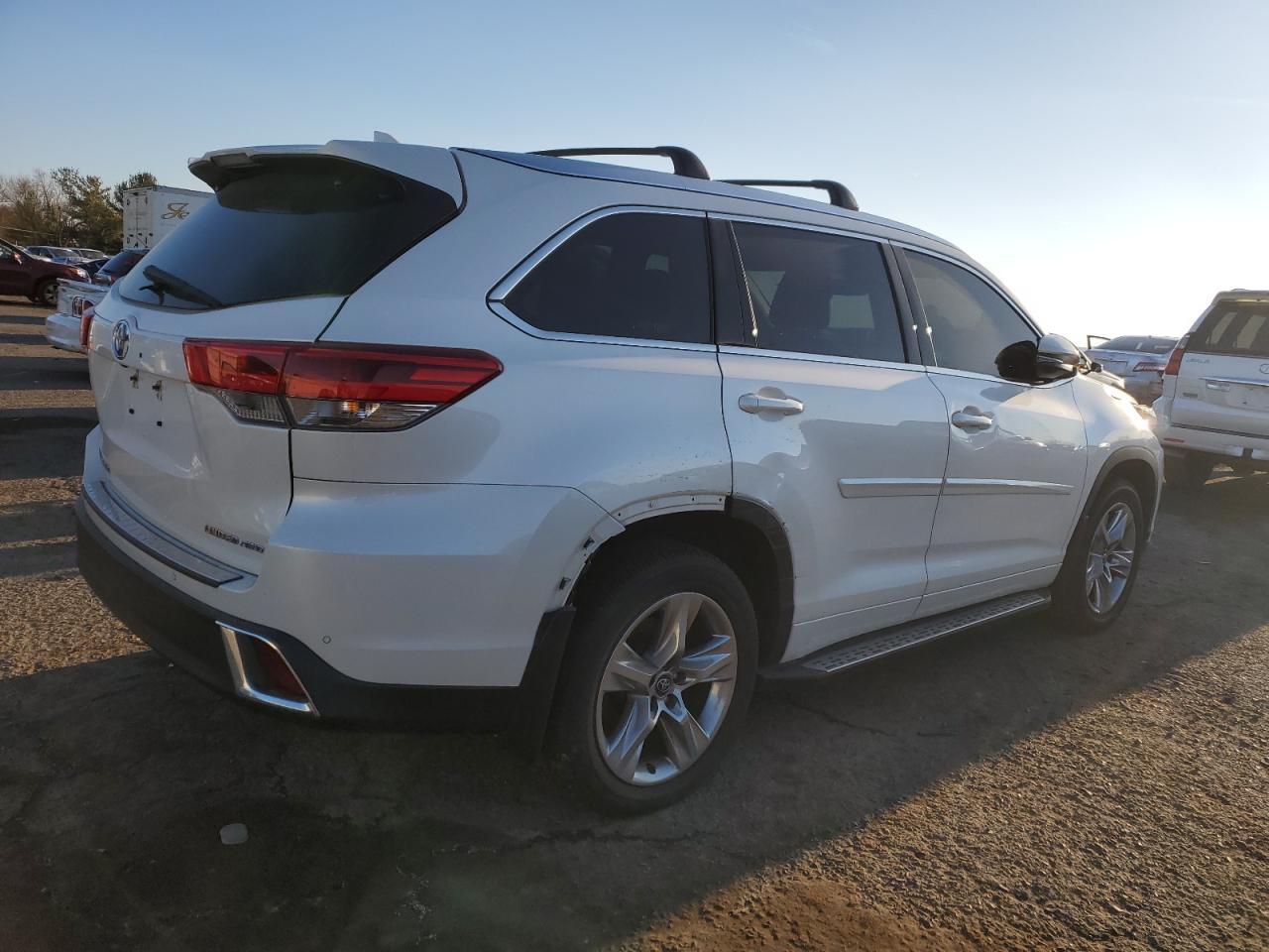 2019 TOYOTA HIGHLANDER - Image 3