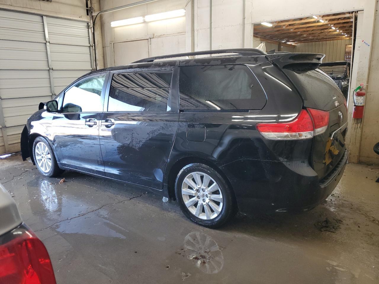 2013 TOYOTA SIENNA XLE - Фото 2