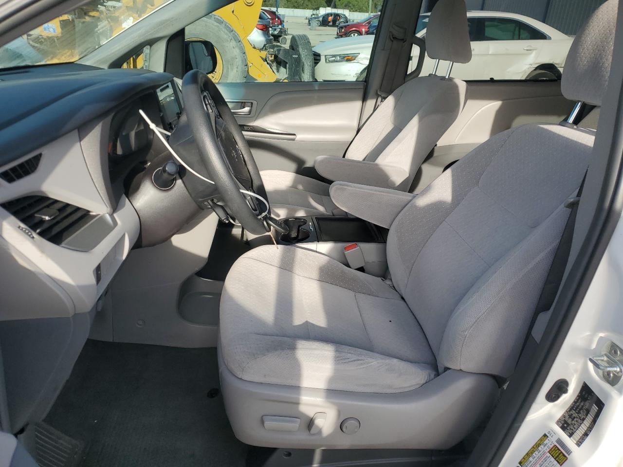 2015 TOYOTA SIENNA LE - Фото 7