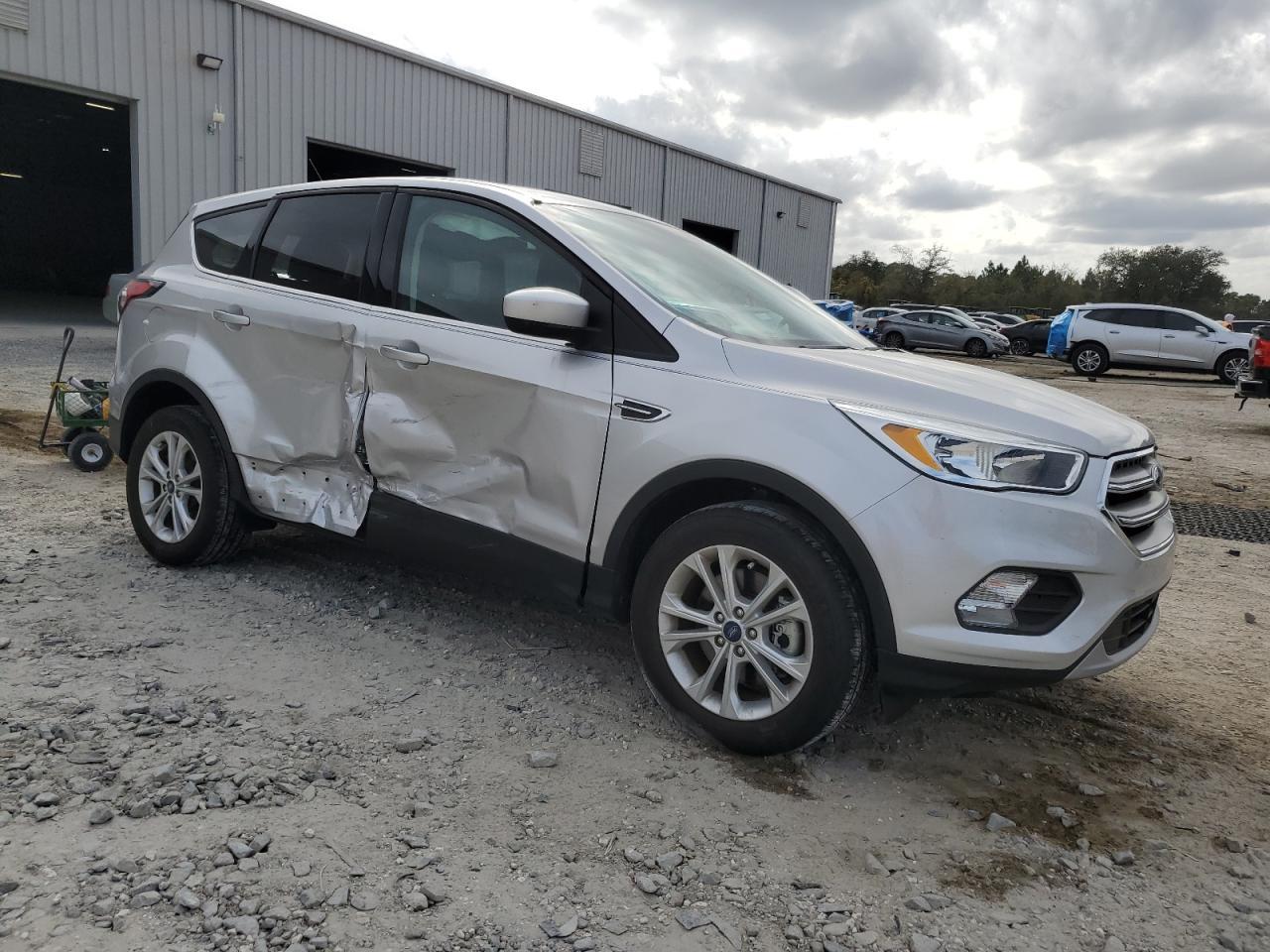 2017 FORD ESCAPE SE - Image 4