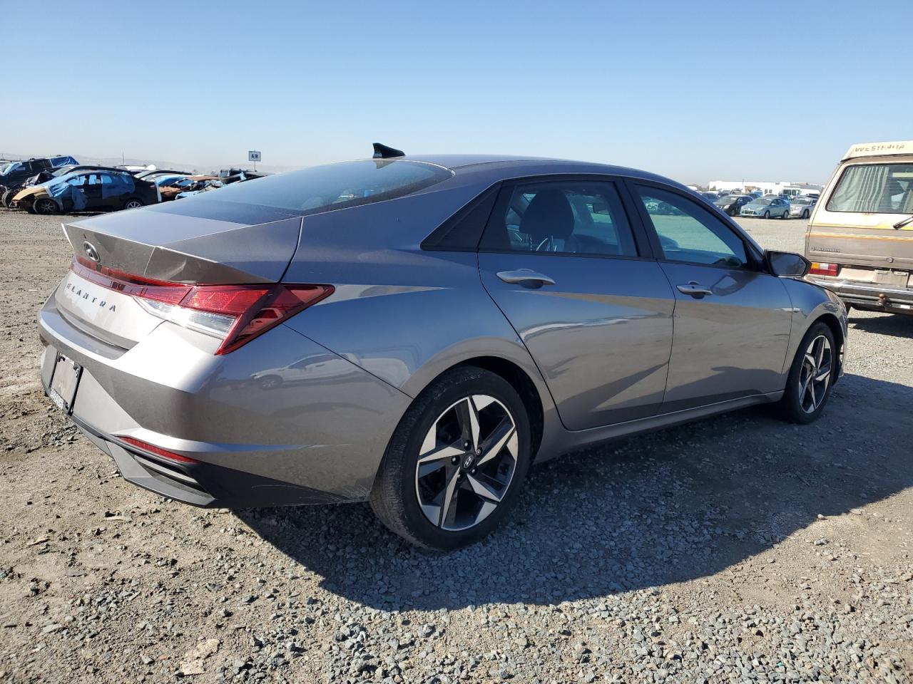 2023 HYUNDAI ELANTRA SE - Image 3