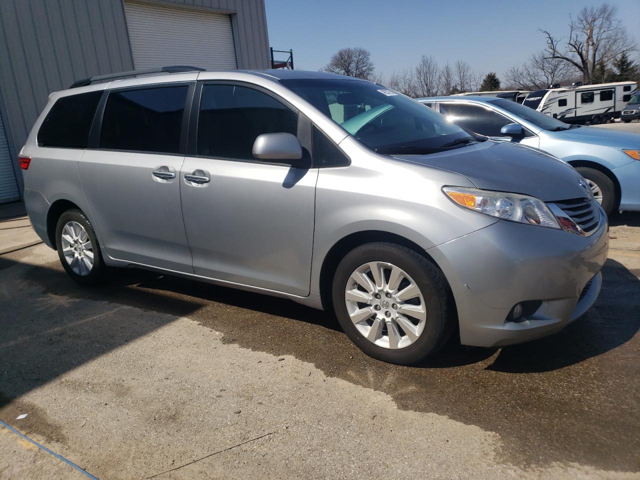 2015 TOYOTA SIENNA XLE - Фото 4
