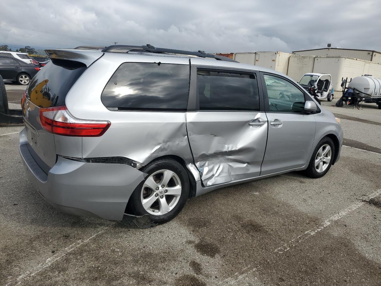 2015 TOYOTA SIENNA LE - Фото 3