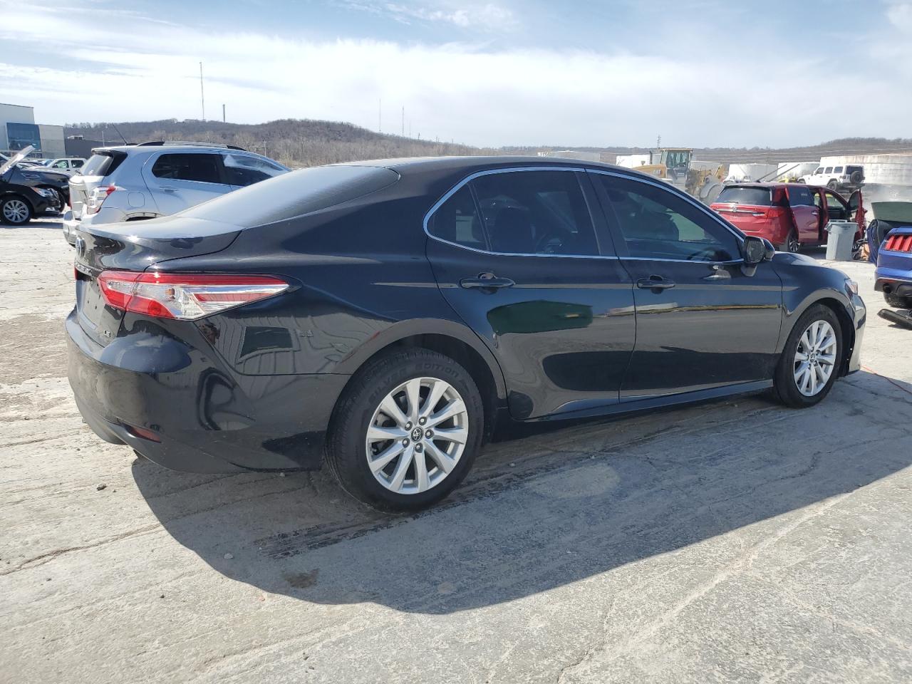 2018 TOYOTA CAMRY L - Фото 3