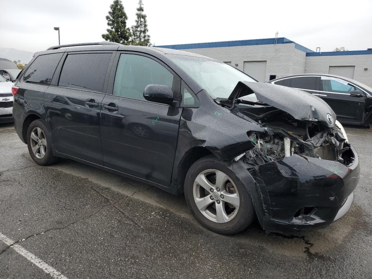 2015 TOYOTA SIENNA LE - Фото 4