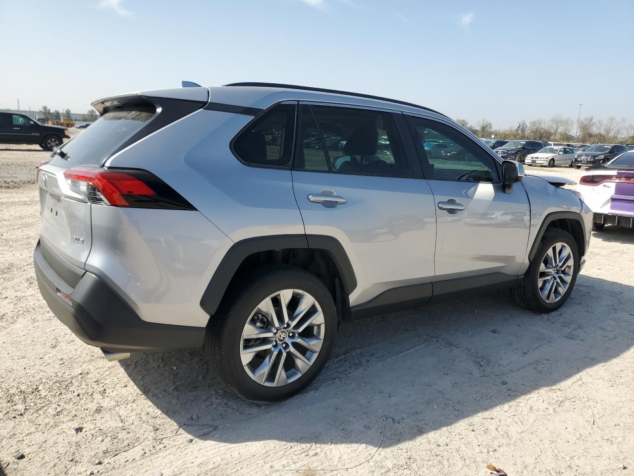 2022 TOYOTA RAV4 XLE P - Фото 3