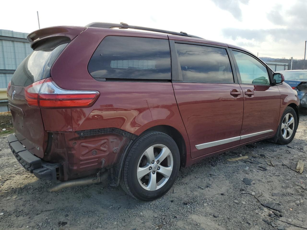 2015 TOYOTA SIENNA LE - Image 3