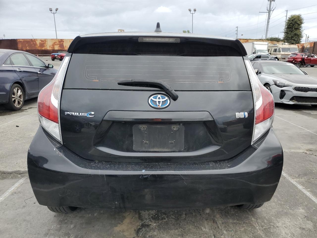 2015 TOYOTA PRIUS C - Image 6