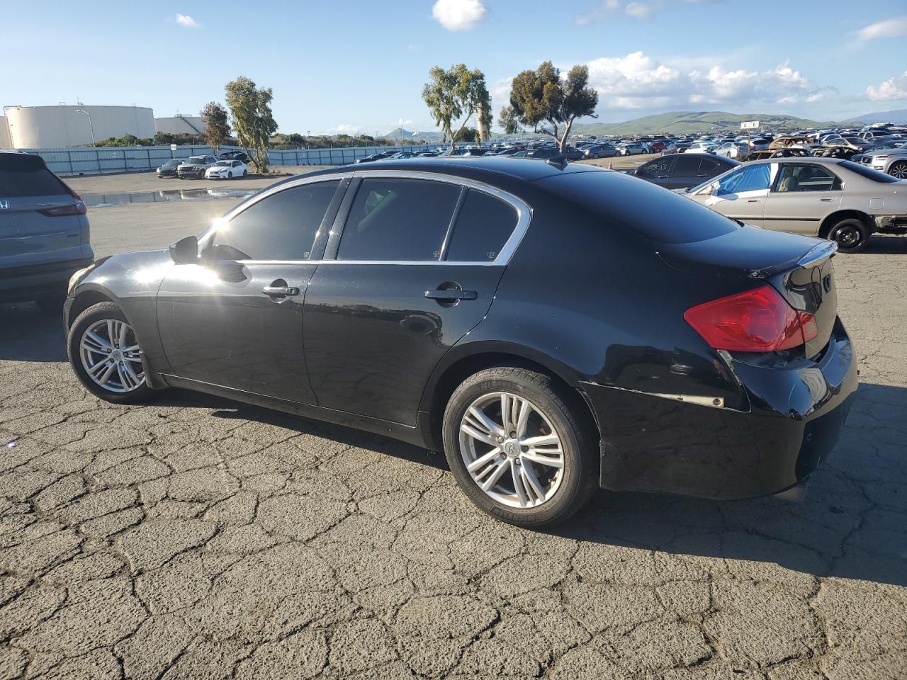 2011 INFINITI G37 - Image 2